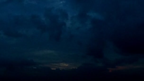 Zeitraffer Sonnenuntergang Und Wunderschöne Dämmerung Flauschigen Sturm Bewölkt Blauen Und — Stockvideo