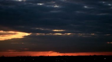 Zaman su gibi akıyor ve güzel alacakaranlık yumuşak, bulutlu mavi ve sarı gökyüzü muhteşem zihne akıyordu. Rainny iyi akşamlar ve iyi günler.