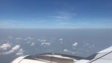 4K kamu uçak kanadı mavi gökyüzünde ve sabah güzel bulutlu.