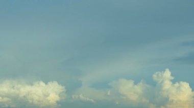 Zaman su gibi akıyor ve güzel alacakaranlık yumuşak, bulutlu mavi ve sarı gökyüzü muhteşem zihne akıyordu. Rainny iyi akşamlar ve iyi günler.