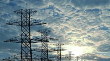4K silueti elektrik direğini ayarlar hızlandırılmış bulutlu mavi gökyüzü ve güneş ışığı