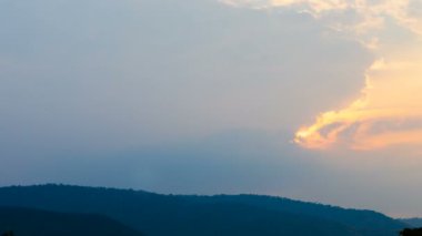 Zaman su gibi akıyor ve güzel alacakaranlık yumuşak, bulutlu mavi ve sarı gökyüzü muhteşem zihne akıyordu. Rainny iyi akşamlar ve iyi günler.