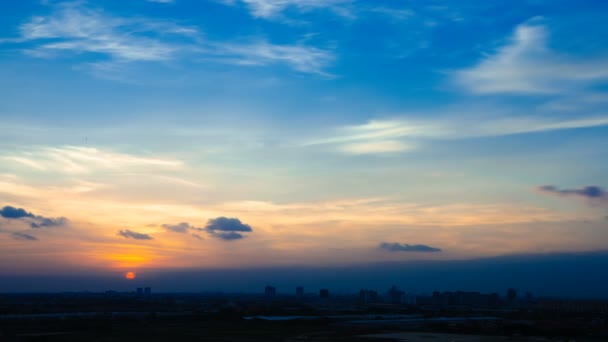 Time Lapse Ηλιοβασίλεμα Και Όμορφο Λυκόφως Χνουδωτή Καταιγίδα Θολό Μπλε — Αρχείο Βίντεο