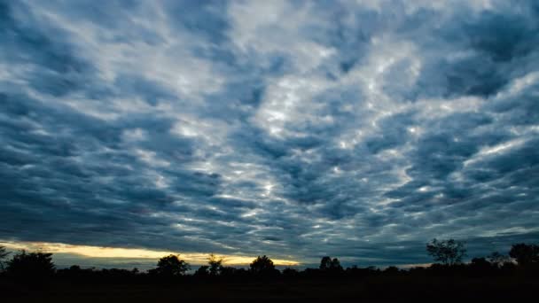Zaman Gibi Akıyor Güzel Alacakaranlık Yumuşak Bulutlu Mavi Sarı Gökyüzü — Stok video