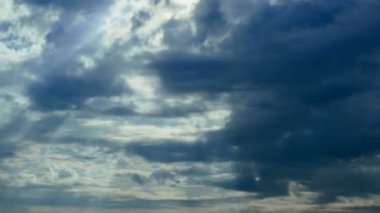 Zaman su gibi akıyor ve güzel alacakaranlık yumuşak, bulutlu mavi ve sarı gökyüzü muhteşem zihne akıyordu. Rainny iyi akşamlar ve iyi günler.