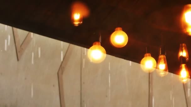 Reflektion Vintage Gamla Glödlampan Naturlig Gunga Från Fönstret Kafé Inredning — Stockvideo