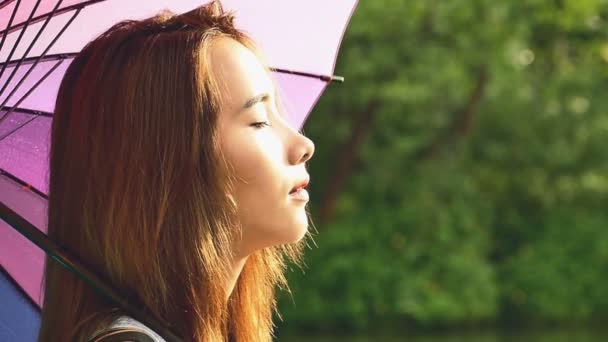 Mouvement Lent Belle Femme Asiatique Solitaire Sous Pluie Avec Rotation — Video