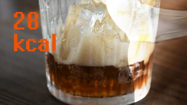 4K Panning Video Splash Soda Drink im Glas mit Animationseffekt orange Bewegungskalorien zählen und doppelte Belichtung sexy Frauenbauch von sexy zu fett auf dem Holztisch, Konzept Gewicht verloren