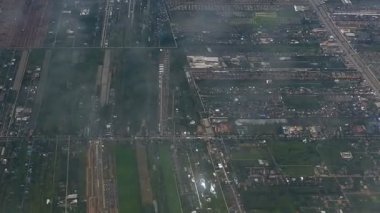 Hava uçağının güzel bulutlu mavi gökyüzünde uçuşu ve tazelik sabahında güneş ışığının parlayışı. Kuş bakışı manzara