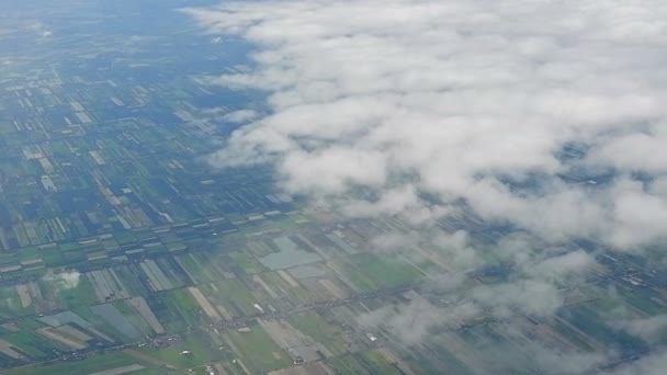 Hava Uçağının Güzel Bulutlu Mavi Gökyüzünde Uçuşu Tazelik Sabahında Güneş — Stok video