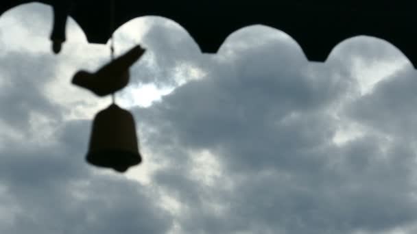 Σιλουέτα Καμπάνα Μπλε Σύννεφο Βροχερό Ουρανό Αφηρημένη Στιγμή Θλίψης — Αρχείο Βίντεο