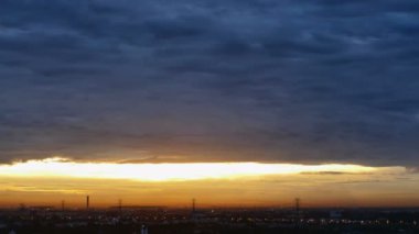 4K Time hızlandırılmış günbatımı gün doğumu ve güzel alacakaranlık bulutlu mavi ve sarı gökyüzü harika zihne akıyordu. Yağmurlu iyi akşamlar ve iyi günler..