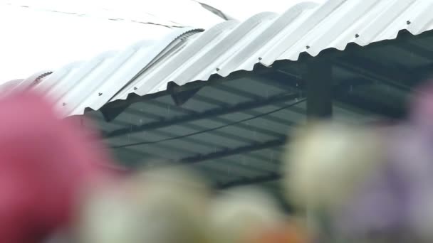 Plongée Pluie Ralenti Tombant Toit Tôle Fer Plat Industriel Blanc — Video