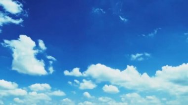 4K Time hızlandırılmış günbatımı gün doğumu ve güzel alacakaranlık bulutlu mavi ve sarı gökyüzü harika zihne akıyordu. Yağmurlu iyi akşamlar ve iyi günler..