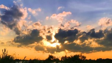 4K Time hızlandırılmış günbatımı gün doğumu ve güzel alacakaranlık bulutlu mavi ve sarı gökyüzü harika zihne akıyordu. Yağmurlu iyi akşamlar ve iyi günler..