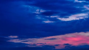 4K Time hızlandırılmış günbatımı gün doğumu ve güzel alacakaranlık bulutlu mavi ve sarı gökyüzü harika zihne akıyordu. Yağmurlu iyi akşamlar ve iyi günler..