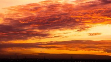 4K Time hızlandırılmış günbatımı gün doğumu ve güzel alacakaranlık bulutlu mavi ve sarı gökyüzü harika zihne akıyordu. Yağmurlu iyi akşamlar ve iyi günler..