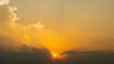 4K Time hızlandırılmış günbatımı gün doğumu ve güzel alacakaranlık bulutlu mavi ve sarı gökyüzü harika zihne akıyordu. Yağmurlu iyi akşamlar ve iyi günler..