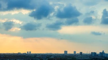 4K Time hızlandırılmış günbatımı gün doğumu ve güzel alacakaranlık bulutlu mavi ve sarı gökyüzü harika zihne akıyordu. Yağmurlu iyi akşamlar ve iyi günler..