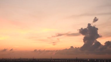 4K Time hızlandırılmış günbatımı gün doğumu ve güzel alacakaranlık bulutlu mavi ve sarı gökyüzü harika zihne akıyordu. Yağmurlu iyi akşamlar ve iyi günler..