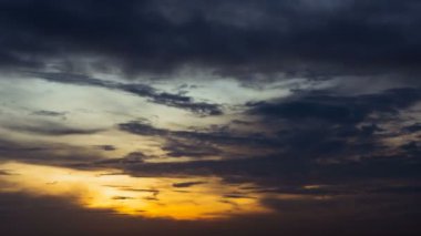 4K Time hızlandırılmış günbatımı gün doğumu ve güzel alacakaranlık bulutlu mavi ve sarı gökyüzü harika zihne akıyordu. Yağmurlu iyi akşamlar ve iyi günler..