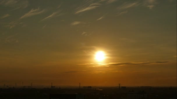Время Восхода Солнца Красивой Легкой Пушистой Бури Облачное Голубое Желтое — стоковое видео