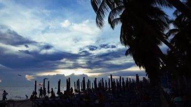 4K Time hızlandırılmış günbatımı gün doğumu ve güzel alacakaranlık bulutlu mavi ve sarı gökyüzü harika zihne akıyordu. Yağmurlu iyi akşamlar ve iyi günler..