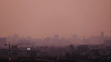 4K Time hızlandırılmış günbatımı gün doğumu ve güzel alacakaranlık bulutlu mavi ve sarı gökyüzü harika zihne akıyordu. Yağmurlu iyi akşamlar ve iyi günler..