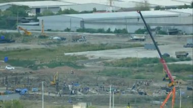 Sabah 4K hızlandırılmış inşaat işçisi ve makine araçlı vinç