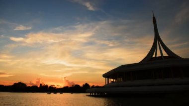 4K Time hızlandırılmış günbatımı gün doğumu ve güzel alacakaranlık bulutlu mavi ve sarı gökyüzü harika zihne akıyordu. Yağmurlu iyi akşamlar ve iyi günler..