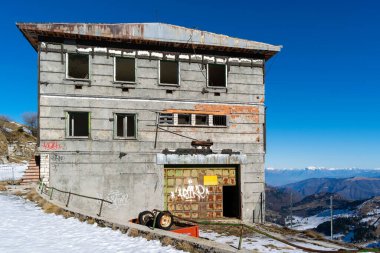 Monte Grappa (Veneto, İtalya) üzerindeki terk edilmiş binanın dış görünümü)