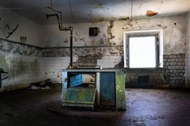 Molozların içindeki mutfak, bir pencereden gelen ışık, bir restoran fırınının ortasındaki kalıntılar. Monte Grappa 'da (Veneto, İtalya) terk edilmiş bir bina, Birinci Dünya Savaşı sırasında belirleyici çatışmalara sahne oldu.