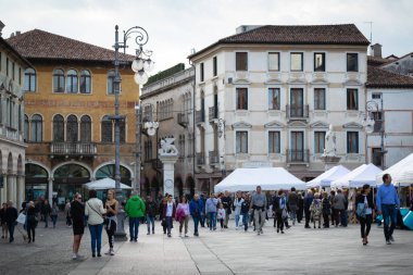 İnsanlar Bassano del Grappa, Veneto, İtalya 'daki ana meydanlardan birinde geziniyor.