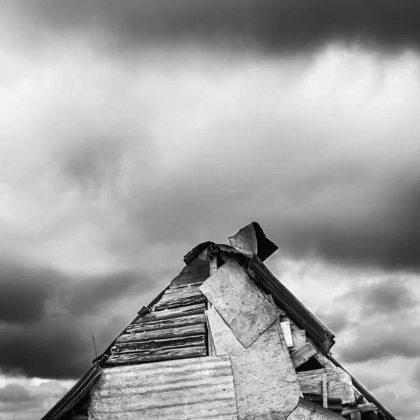 亚洲高原山区一座破旧破旧的旧木屋的板材屋顶的黑白细节 暴风雨的天空 意大利维琴察Enego — 图库照片