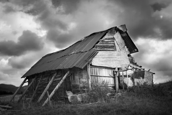 在亚洲高原的山上 一座年久失修的木制和金属屋的黑白建筑 暴风雨的天空 意大利维琴察Enego — 图库照片