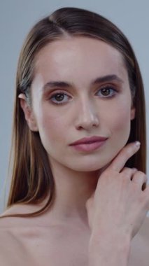 Bu, doğal güzelliğini ve zarif tavırlarını sergileyen genç bir kadının çarpıcı ve büyüleyici bir yan profili.