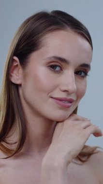 Bu, bir kadının doğal güzelliğini ve zarif ifadesini güzel bir şekilde sergileyen sakin bir portre.