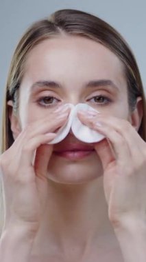 Çekici ve büyüleyici bir yakın çekim portresi. Huzurlu bir kadın modelin düz saçları ve ince makyajı var.