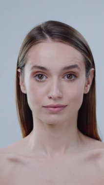 Doğal güzelliğiyle kendine güvenen bir kadını ustalıkla sergileyen sakin ve güzel bir minimalist portre.