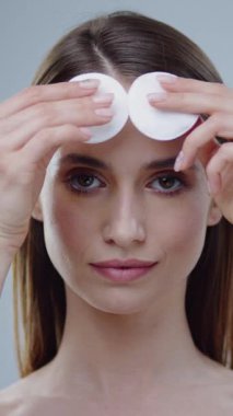 Genç bir kadının doğal güzelliğini, sakin ve sakin bir ifadeyle sergileyen çarpıcı bir portre.