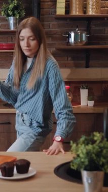 Hoş ve modern bir mutfak şık aletler, güzel düzenlenmiş raflar ve yemyeşil bir mutfak.