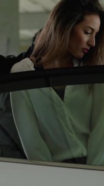 Beklenmedik bir durumda bir erkek ve kadın birbirine kelepçelenir. İzleyicileri kaderlerini sorgulamaya iterek, içinde bulundukları zor durumu yansıtırken, gerginlik artıyor.