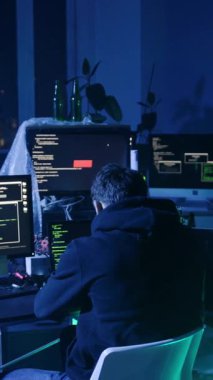 Güneş gözlüklü bir adam loş bir odada oturuyor, bilgisayarla meşgul. Gergin atmosfer ekrandan parlıyor, sırlara ve yüksek riskli kararlara işaret ediyor.