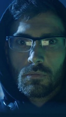 Bu video, şehir manzaraları boyunca kapüşonlu ve gözlüklü gizemli bir adamı izleyicileri gizemini çözmeye davet eden ilgi çekici bir hikaye yaratarak takip ediyor.