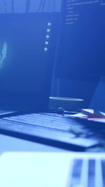 Loş bir odada, bir bilgisayar oyununa kendini kaptırmış biri ekrandaki parlak gölgeli bir kafatasından oluşan gerilimi hisseder.