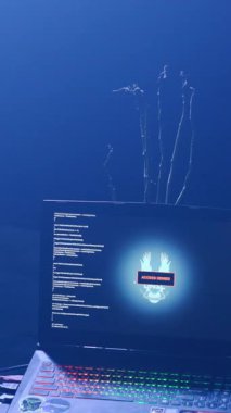 Bu sürükleyici hikayede, bir dizüstü bilgisayar aslanın havada asılı kaldığını gösteriyor, tansiyon yükseliyor. Kelepçeli bir el, özgürlüğe karşı hapsedilmeyi simgeler.