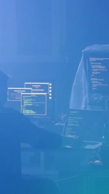 Belirsiz bir video, karanlık bir odada, dijital dünyadaki keşifleri ima eden, parlayan bir bilgisayar ekranına odaklanmış yalnız bir figürü gösteriyor.