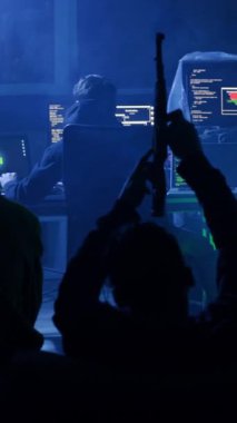 Bu video karamsar bir atmosferde yaratıcılığı araştırıyor, bir sanatçının siluetleri, bir bilgisayardaki adam ve bir kamera anı.