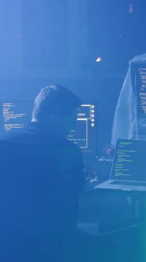 Loş aydınlatılmış bir odada yalnız bir figür parlayan bir bilgisayar ekranına odaklanmış, izolasyon ve teknolojinin etkileri üzerine gizem ve düşünce çağrıştırıyor.