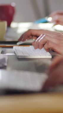 Modern bir klavyede aktif olarak yazı yazan, genel üretkenliği teşvik eden, meşgul ve dinamik bir çalışma alanı